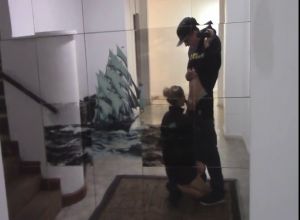 Молодая девушка любит делать экстремальный минет на публике